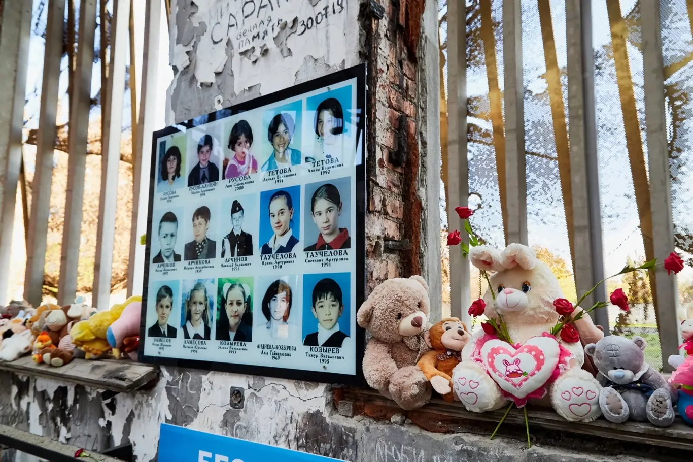 Beslanský masakr se nesmazatelně zapsal do dějin. Na první den školy před 17 lety nebude nikdy zapomenuto.