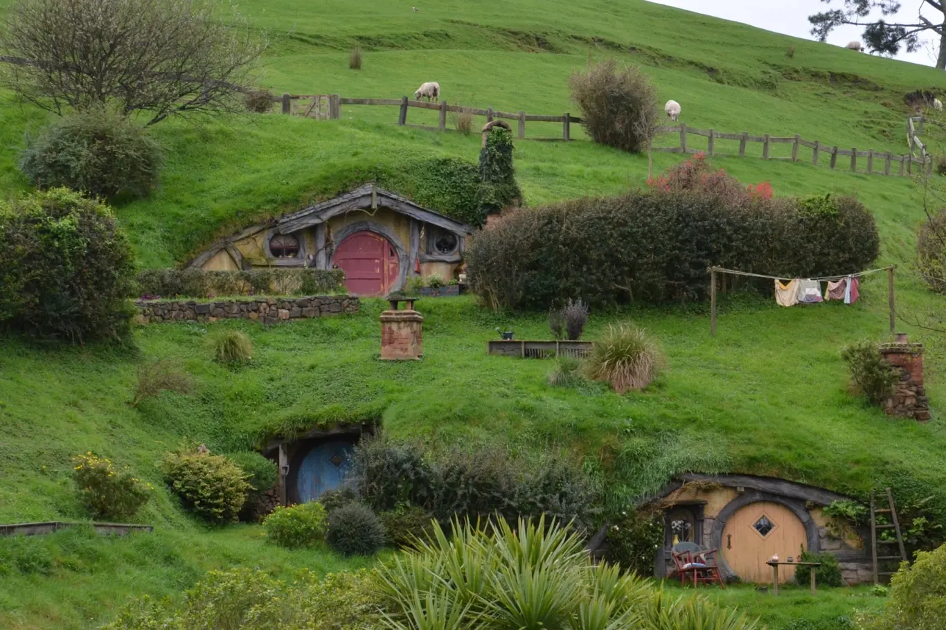 Hobitín, fiktivní městečko z Pána prstenů, vybudoval režisér Peter Jackson na Novém Zélandu