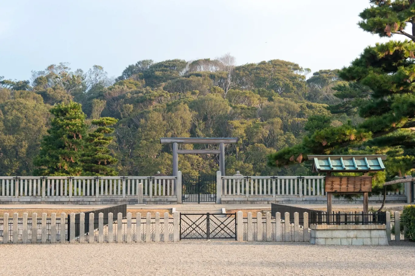 Oplocená císařská hrobka, přísně střežený Daisen Kofun v japonské Ósace.