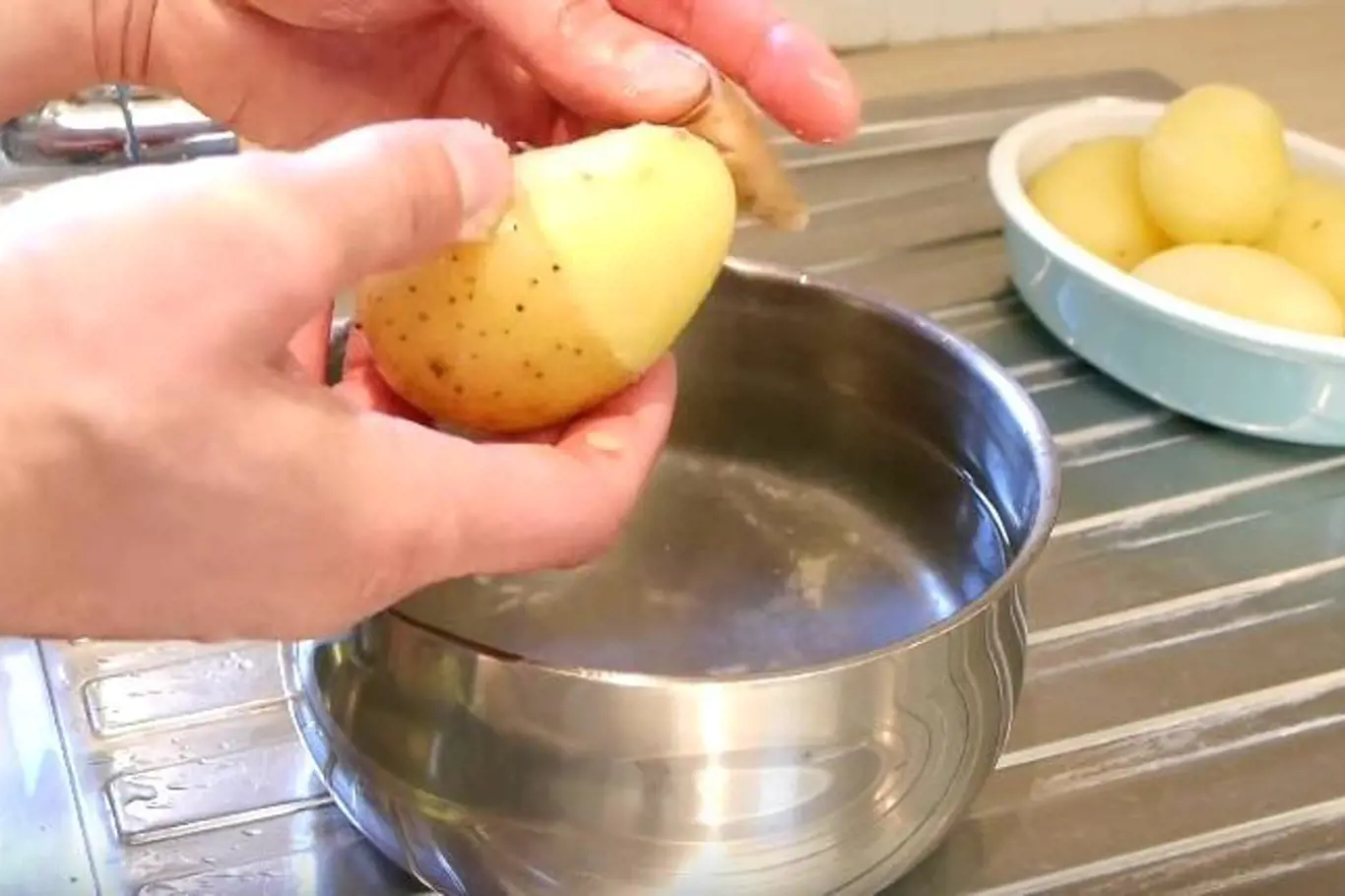 Postupně tak běhěm chvilky oloupete všechny uvařené brambory.
