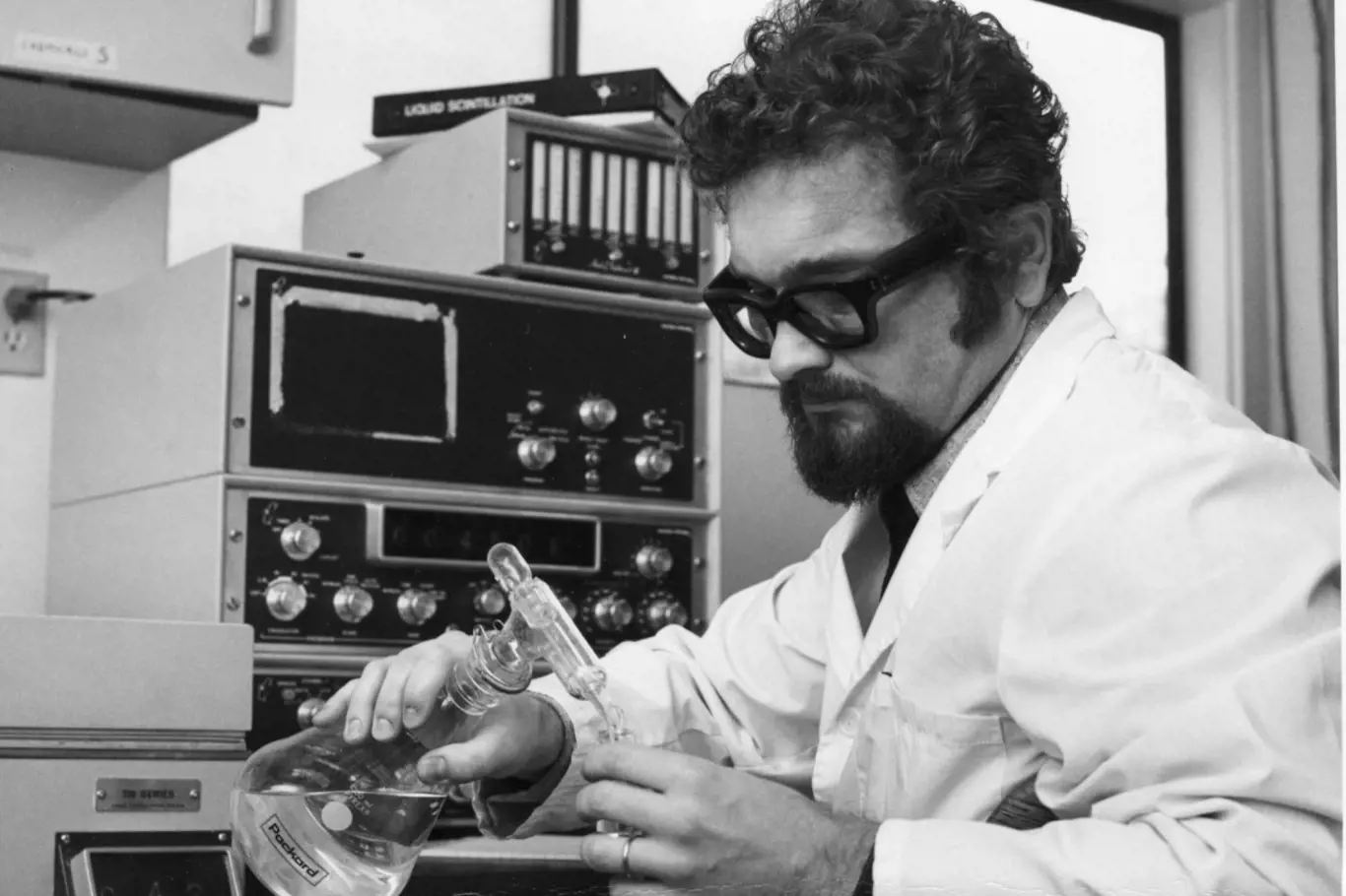 Doktor Skála v laboratoři. Vancouver, rok 1980.