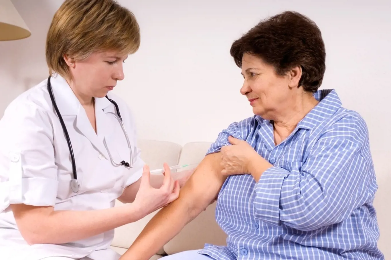 Očkování proti chřipce se doporučuje také seniorům.