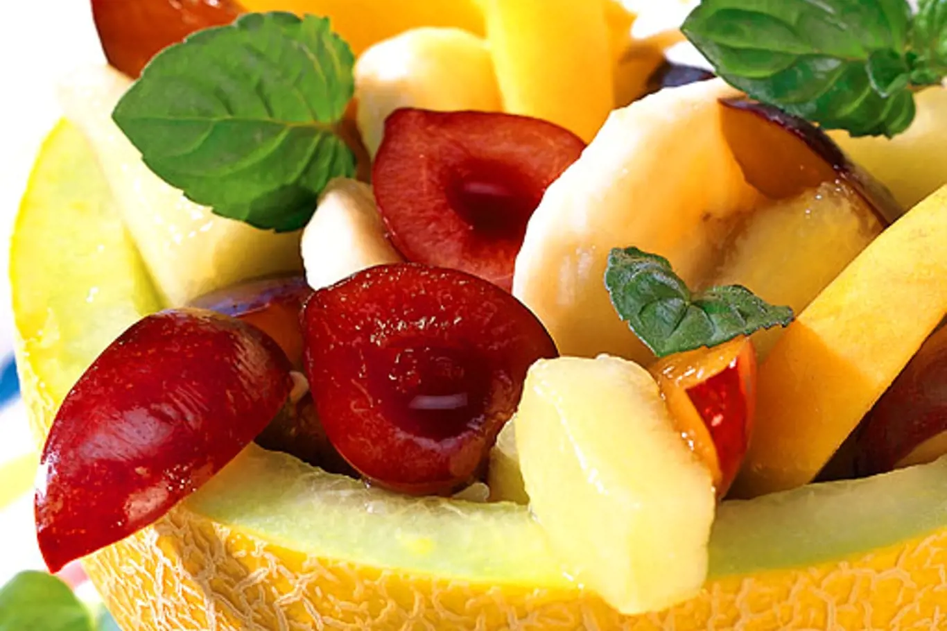 ovocný salát podávaný v melounu