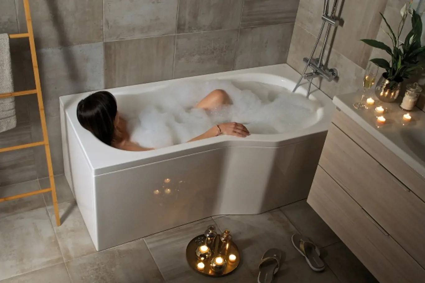 Koupel jedna radost nabídne vhodně tvarovaná vana. Obklopte ji svíčkami, zastupují ohnivý element a evokují teplo a světlo. 