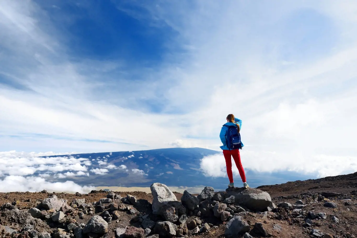 Turistka pozorující sopečné údolí sopky Mauna Loe