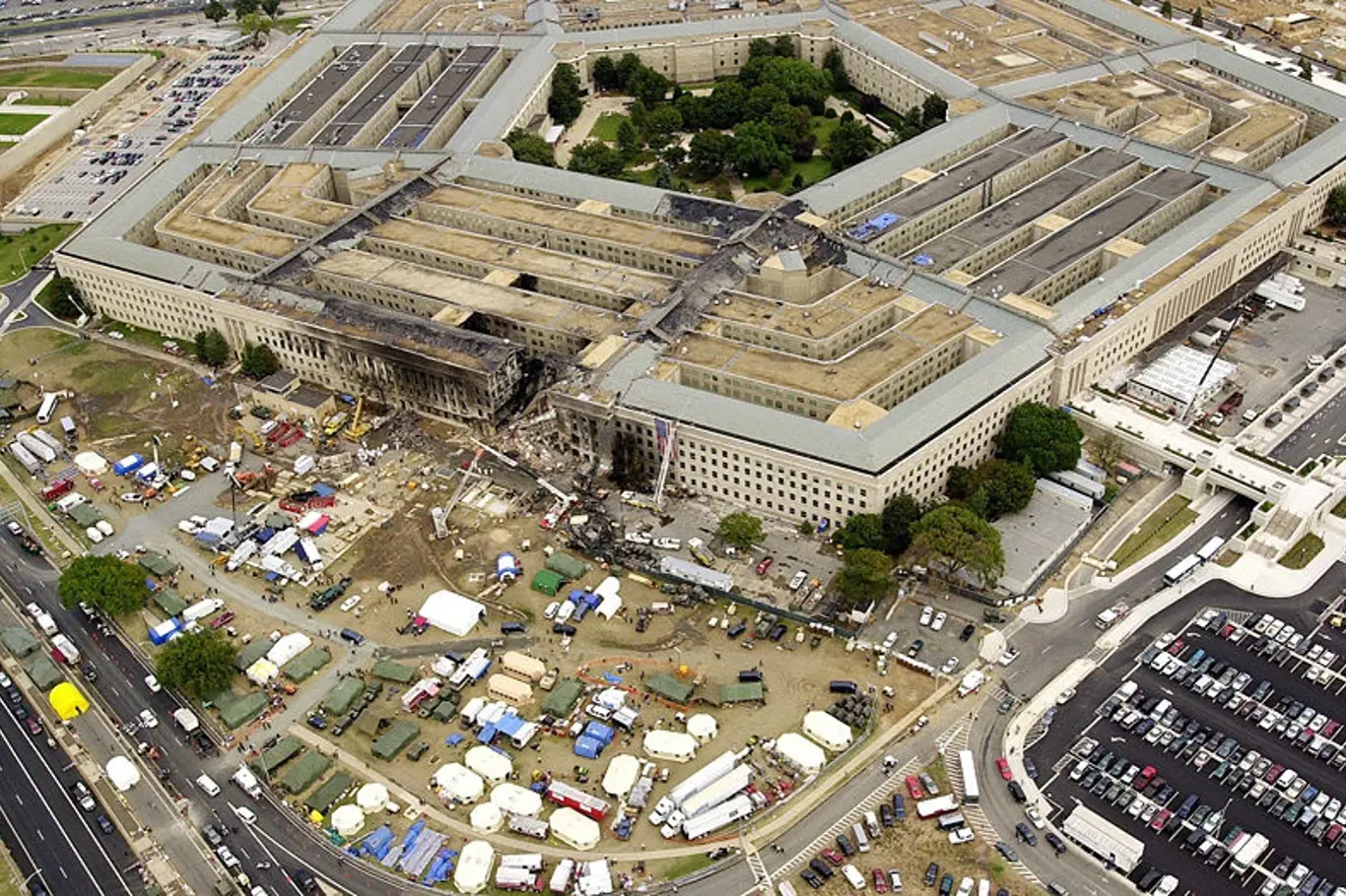 Budova Pentagonu va Washingtonu po pádu letounu řízeného teroristy
