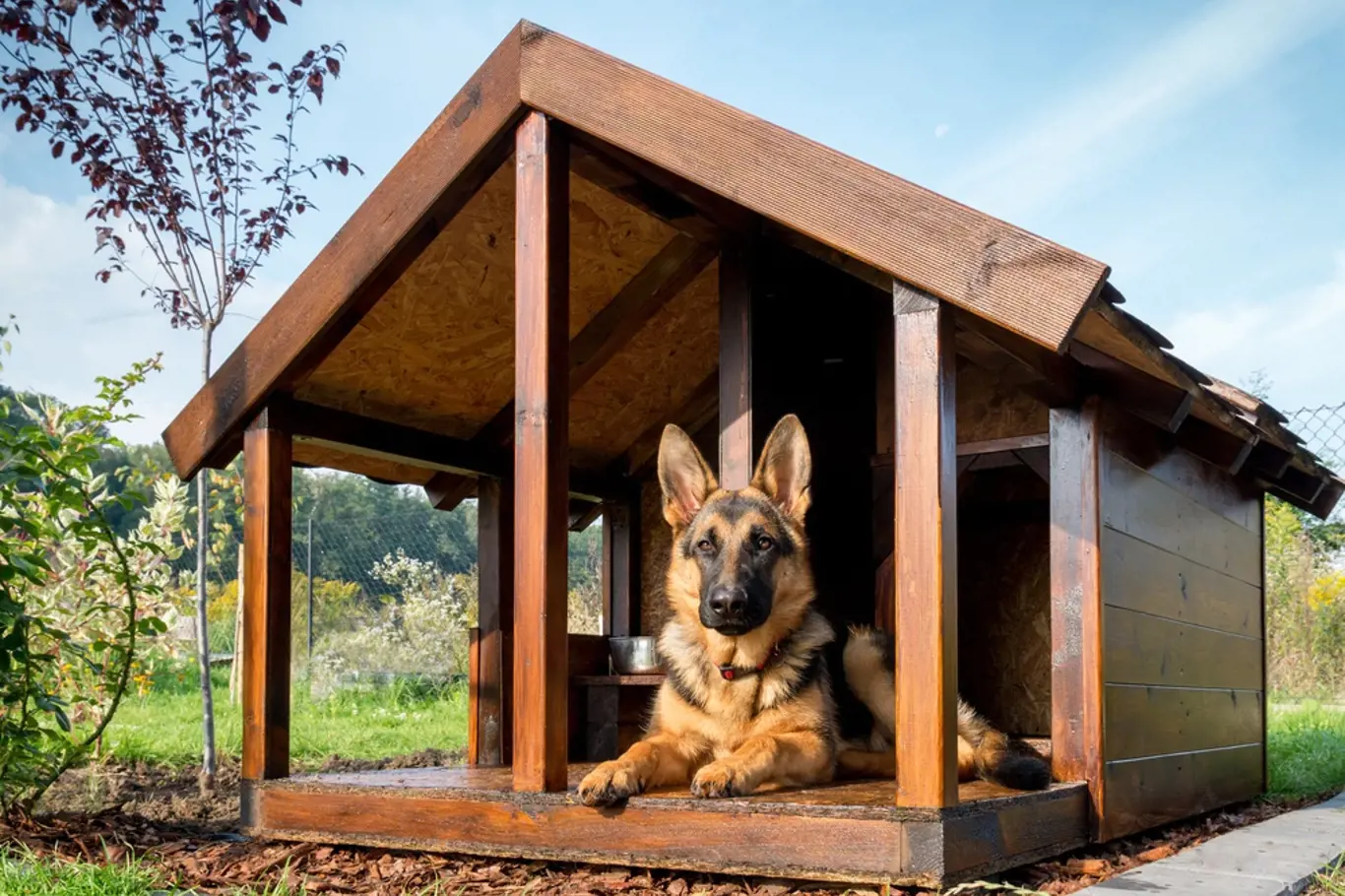 Některým psům více vyhovuje bouda s malou krytou předsíňkou.