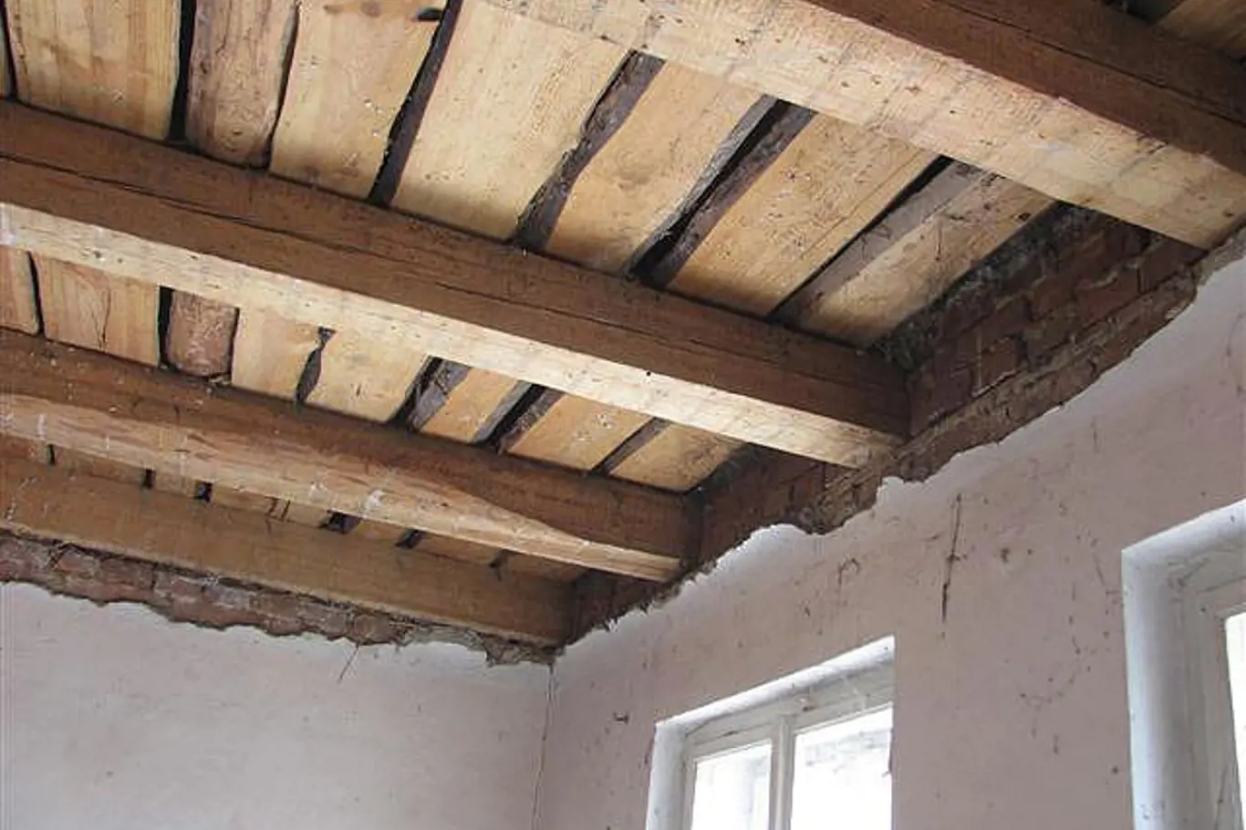 Staré cihly se využijí při dalším stavění a klasické rákosové stropy nahradí přiznané trámy a dřevěný strop.
