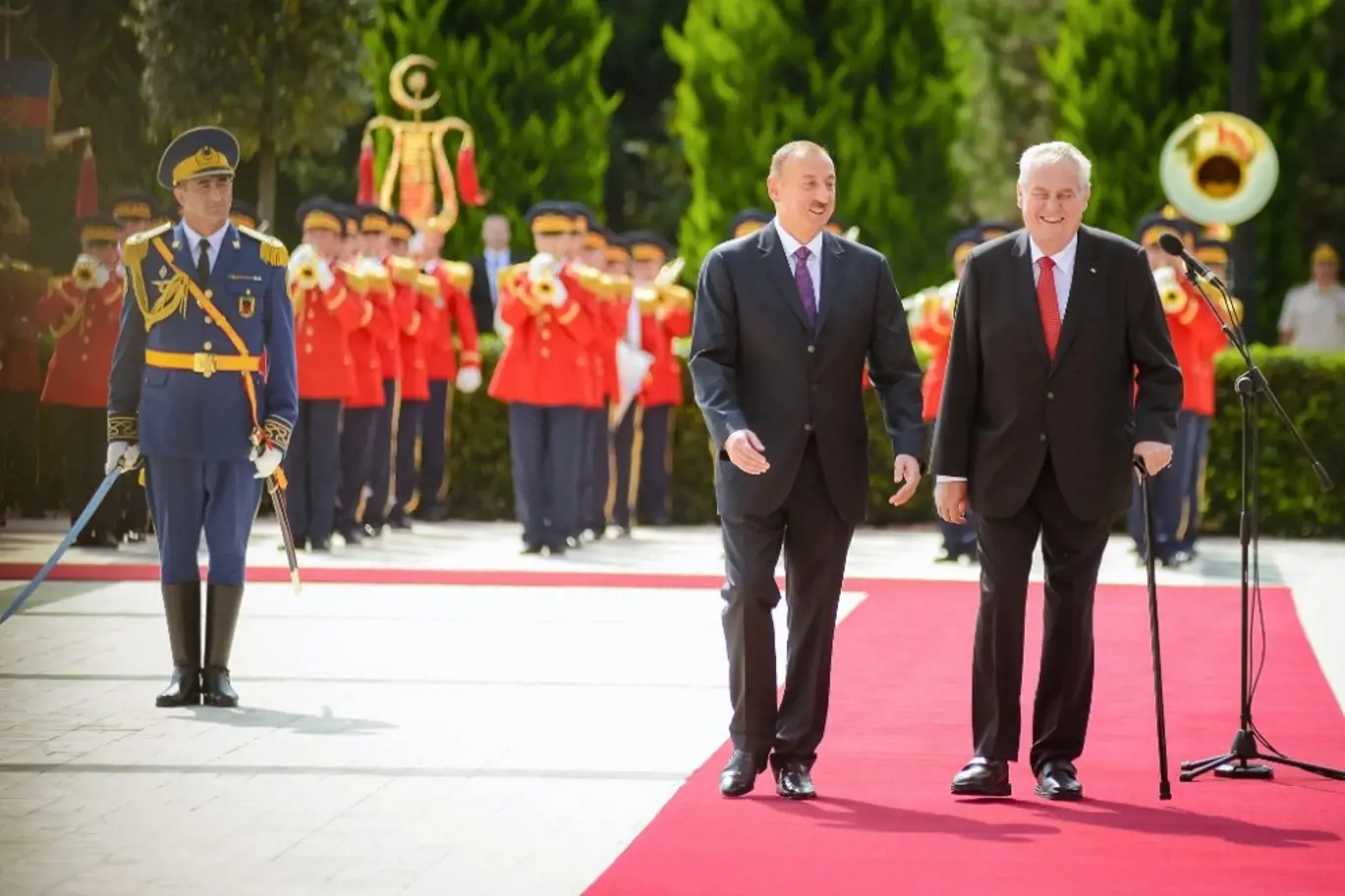 Miloš Zeman při loňské státní návštěvě Ázerbájdžánu s tamním autoritářským vůdcem Alijevem