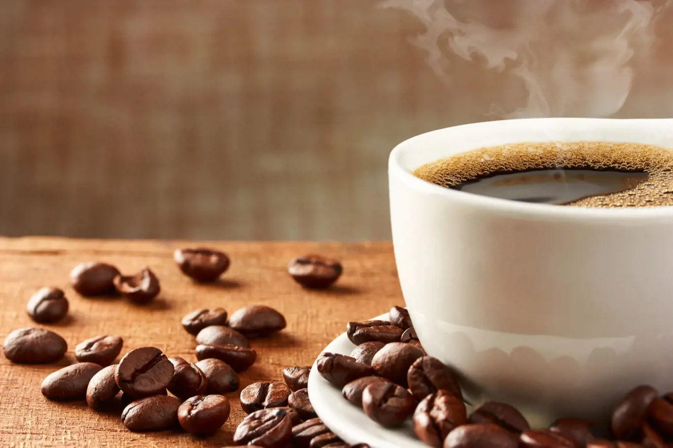 Kofein je vhodným pomocníkem proti únavě. Přemíra kofeinu ale oslabuje metabolismus a vyčerpává nadledvinky. Šálek kávy si raději vychutnejte s přáteli v klidu a s požitkem.