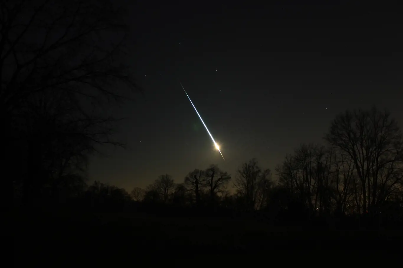30sekundová expozice zachycující vstup a rozpad asteroidu při jeho kontaktu se zemskou atmosférou 13. února 2023