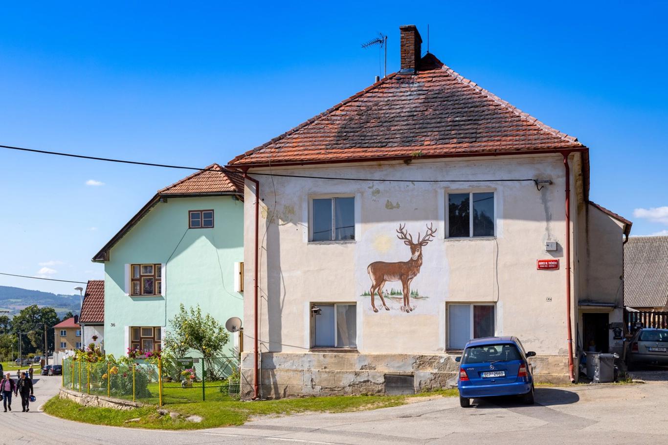 Hoštice, Vesnice Ze Slunce, Seno Má Problémy. Dům Škopkových Obehnali ...