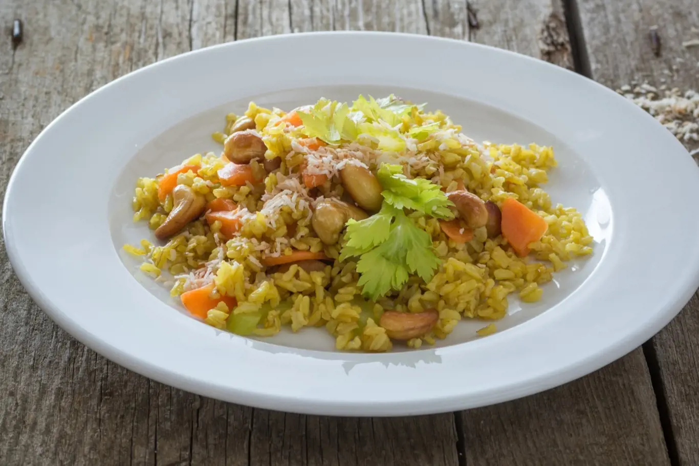 Smažená rýže je oblíbeným pokrmem v Asii. Připravte si ji s mrkví a řapíkatým celerem.