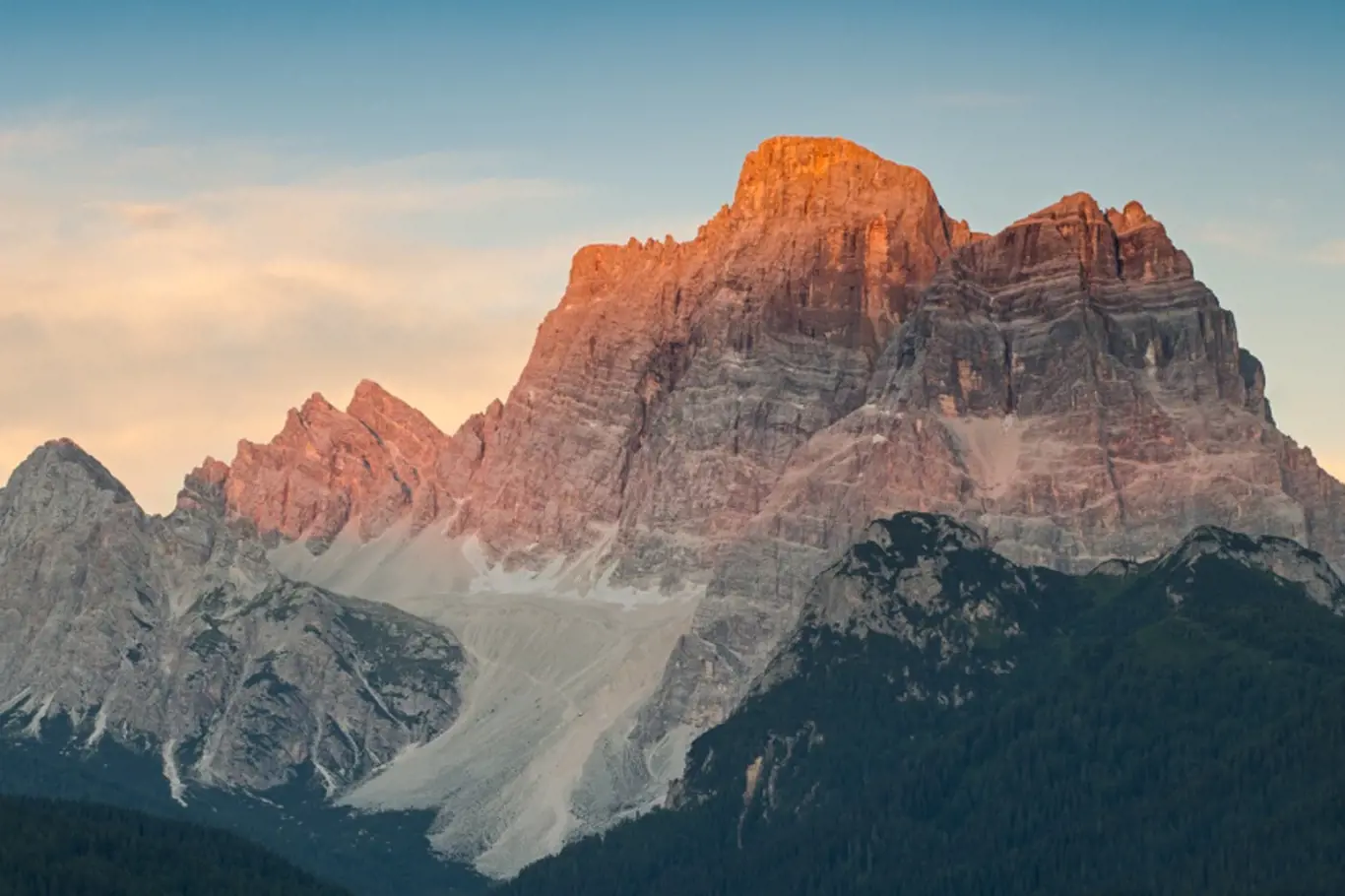 Mount Pelmo, zabarvení hor (enrosadira) při vychodu či západa slunce, Dolomity Itálie