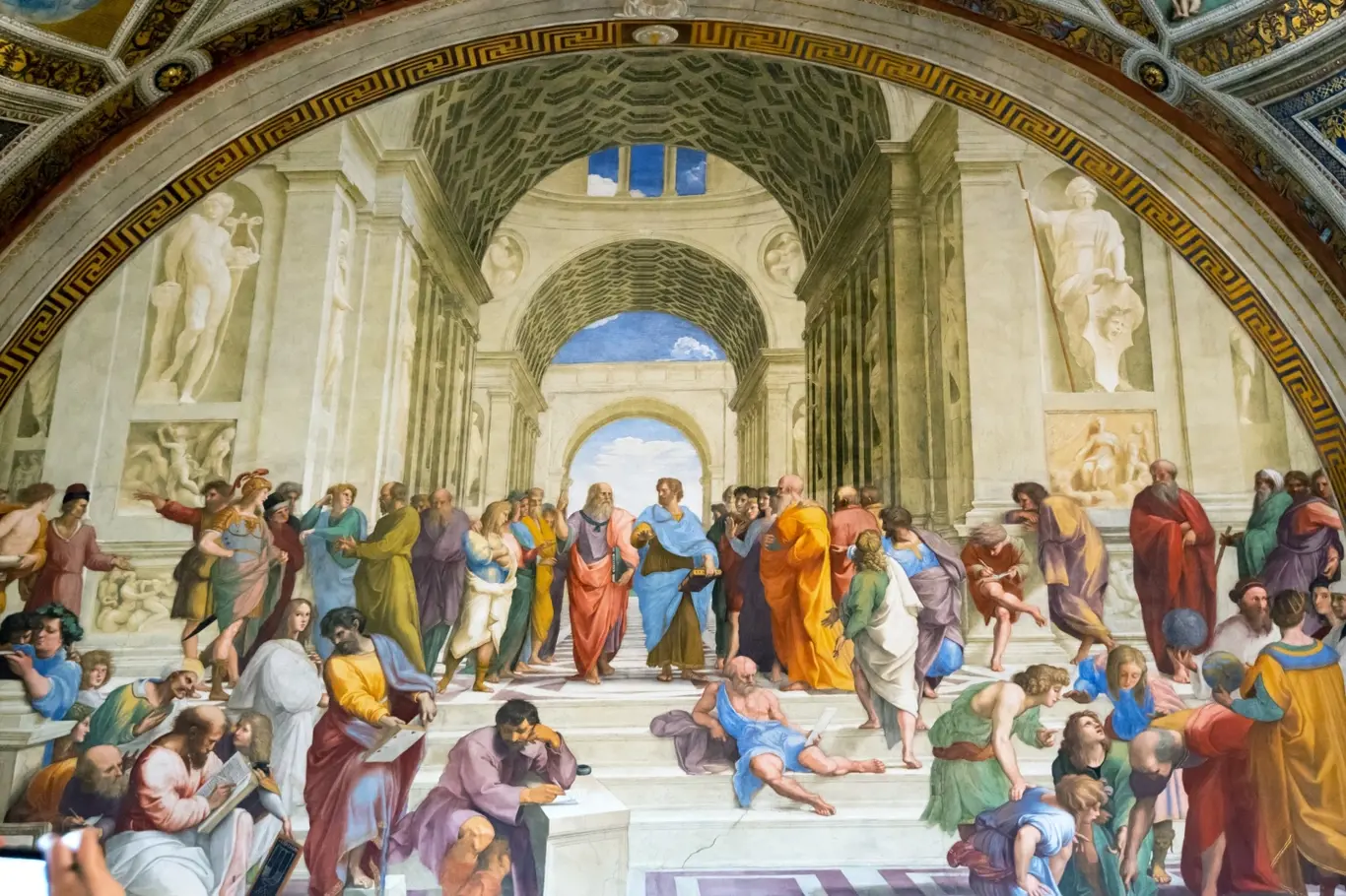Athénská škola, Raffaelova renesanční malba ve Stanze di Raffaello, Vatikánské muzeum, Itálie. Aristoteles a Platón mezi dalšími filozofy uprostřed slavné nástěnné fresky.