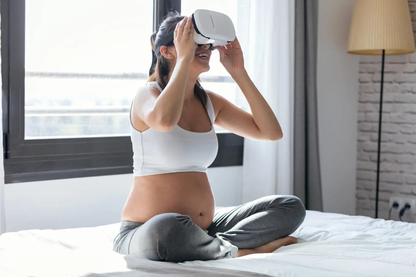 Virtuální realita může pomáhat při porodu.