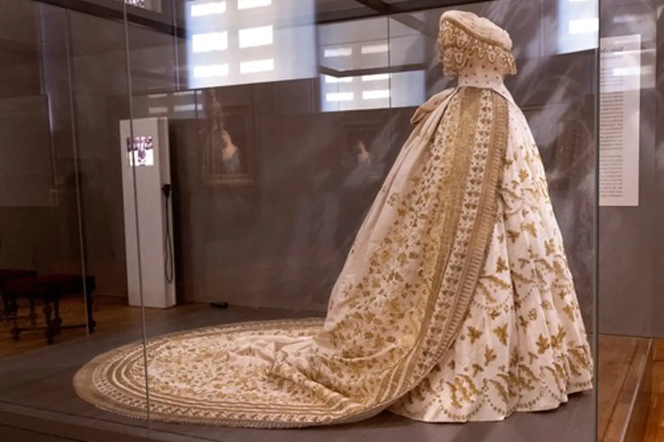 Replika svatebních šatů s vlečkou ve vídeňském muzeu