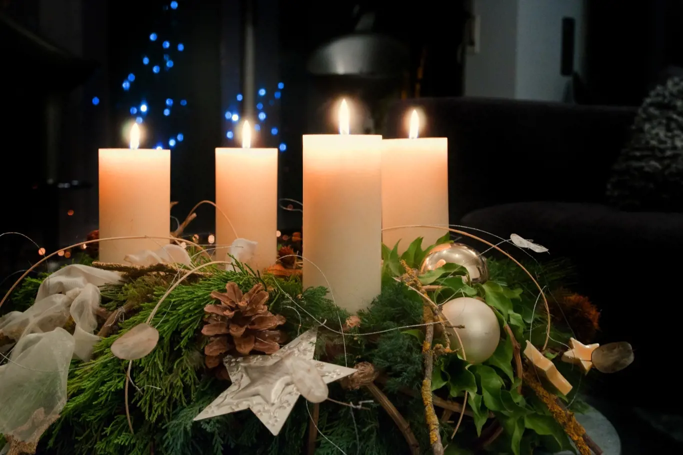 Čtyři hořící svíce charakterizují uzavření kruhu, tedy adventu, a příchod Vánoc.