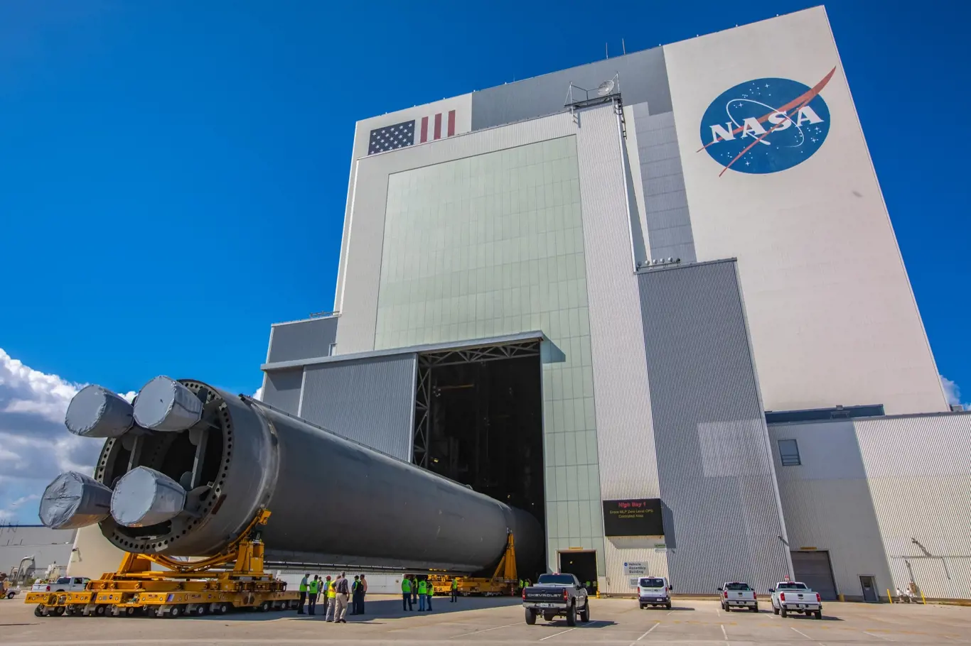 Florida, Spojené státy americké, říjen 2019: Dlouhý základní stupeň rakety SLS (Space Launch System) Pathfinder je přemístěn do budovy pro sestavení vozidla v Kennedyho vesmírném středisku NASA. Foto se svolením NASA
