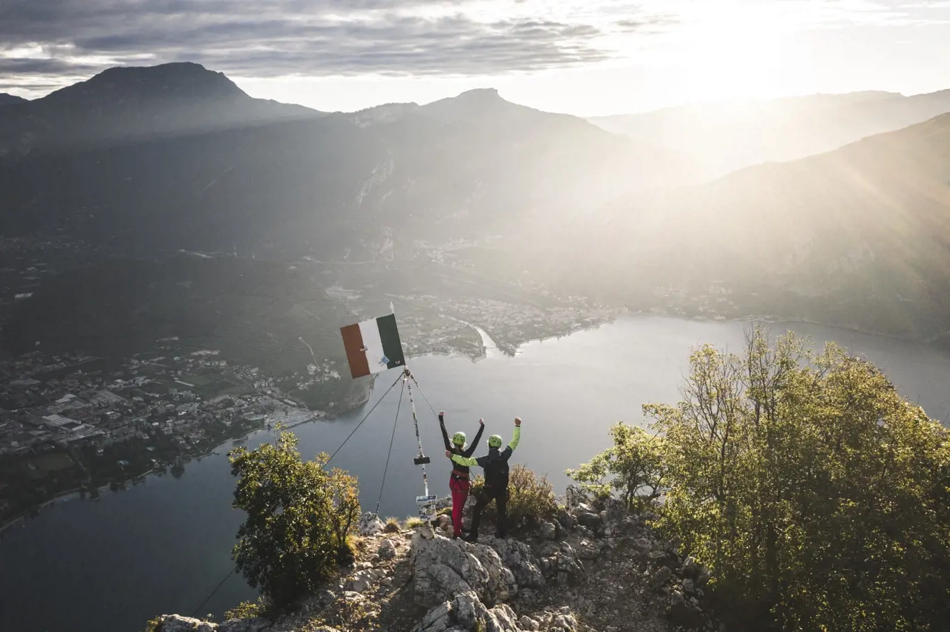 Vrchol Cima Capi nabízí krásný rozhled na jezero Garda i údolí Ledro.