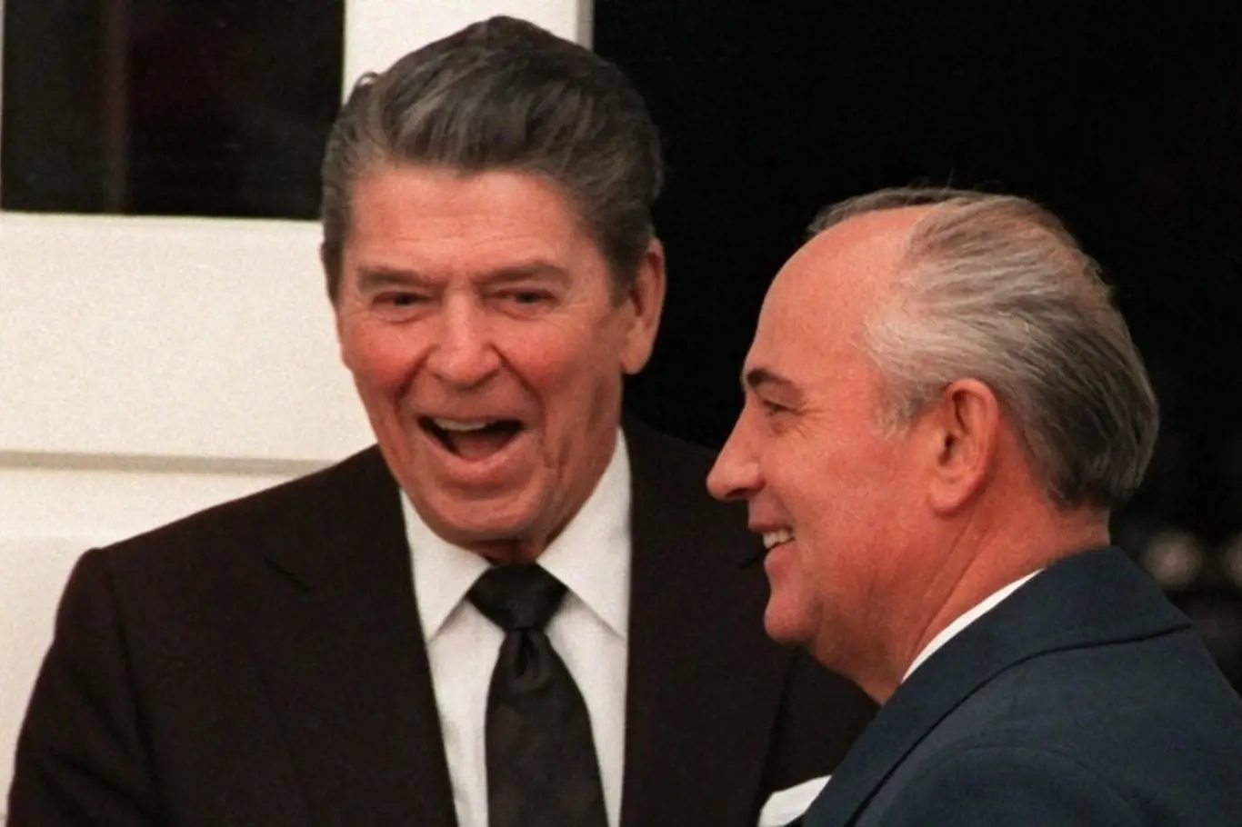 Ronald Reagan a Michail Gorbačov se uměli společně zasmát.