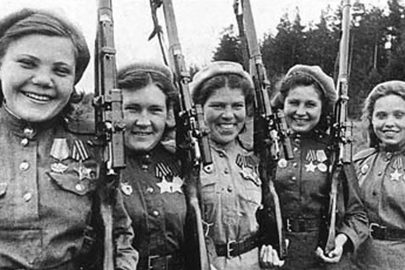 Nina Lobkovská (vlevo) s kamarádkami odstřelovačkami