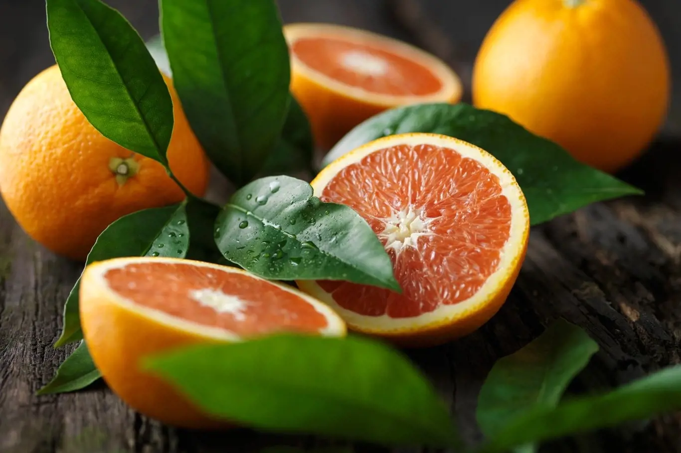 Nejen, že pomerančová kůra dodává pokrmům jedinečnou příchuť a úžasnou vůni, která se rozvine zvlášť u pečení, ale také má řadu využití v péči o naše zdraví