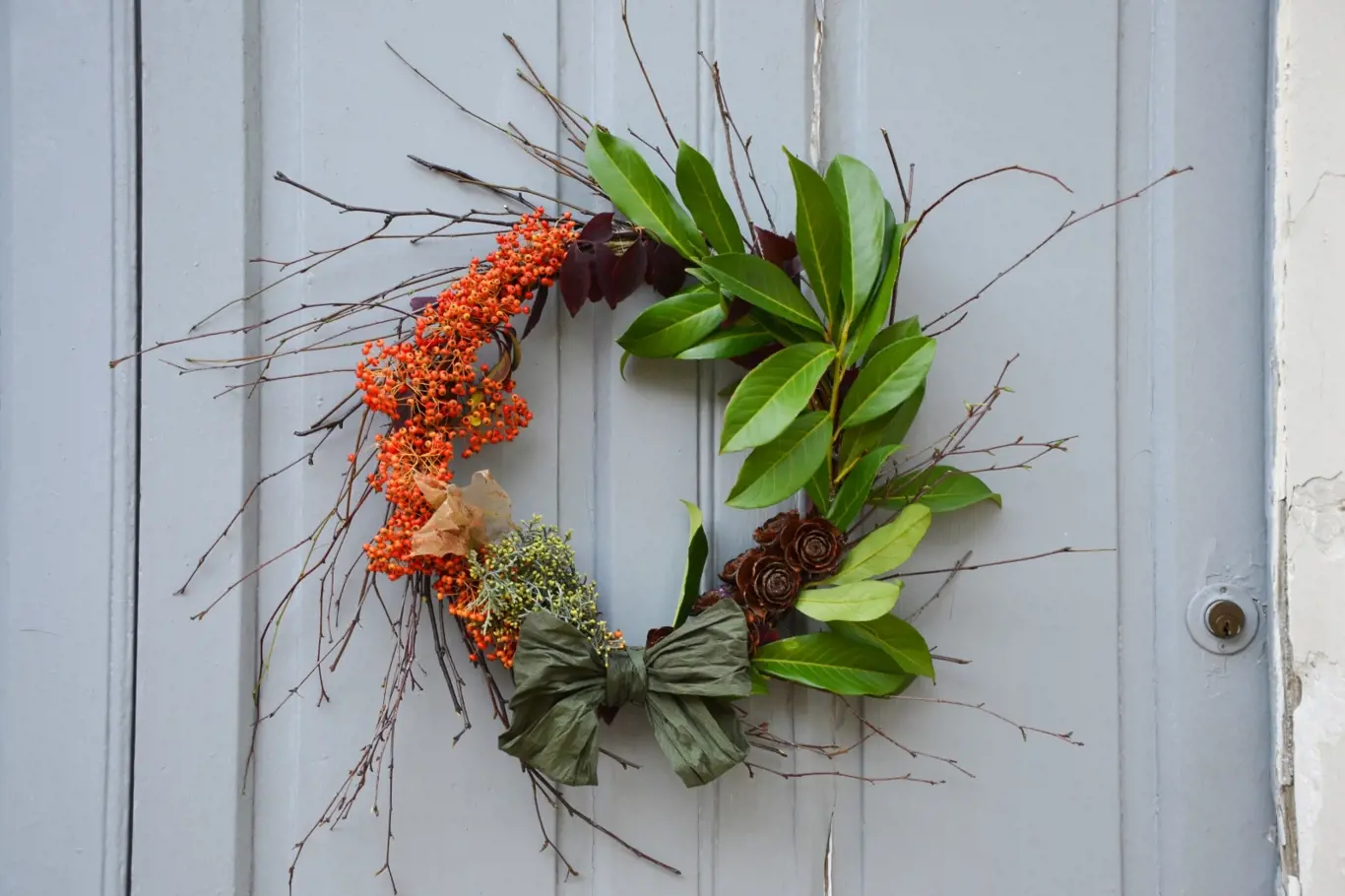 Barevný podzimní věnec je krásnou dekorací na dveře