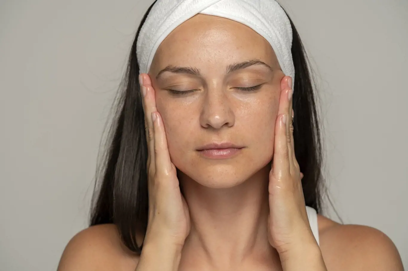 Obličejová jóga nebo gymnastika vám pomůže k tváři bez pytlů pod očima.