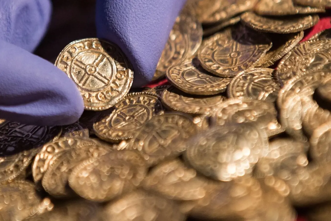 Amatéři našli v Anglii zlatý poklad za miliony korun.