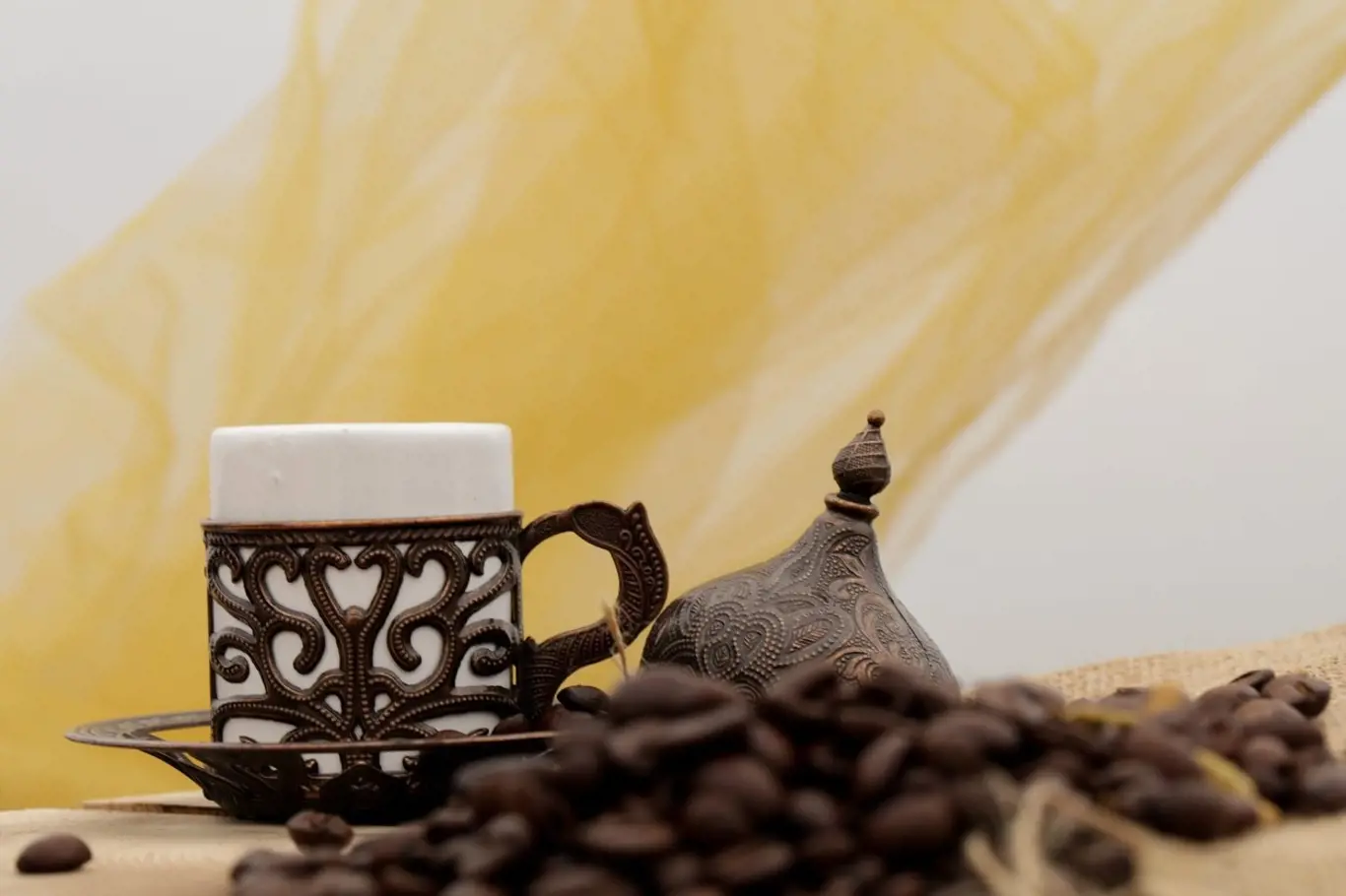Turci kávu milují - pijí ji silnou a sladkou.