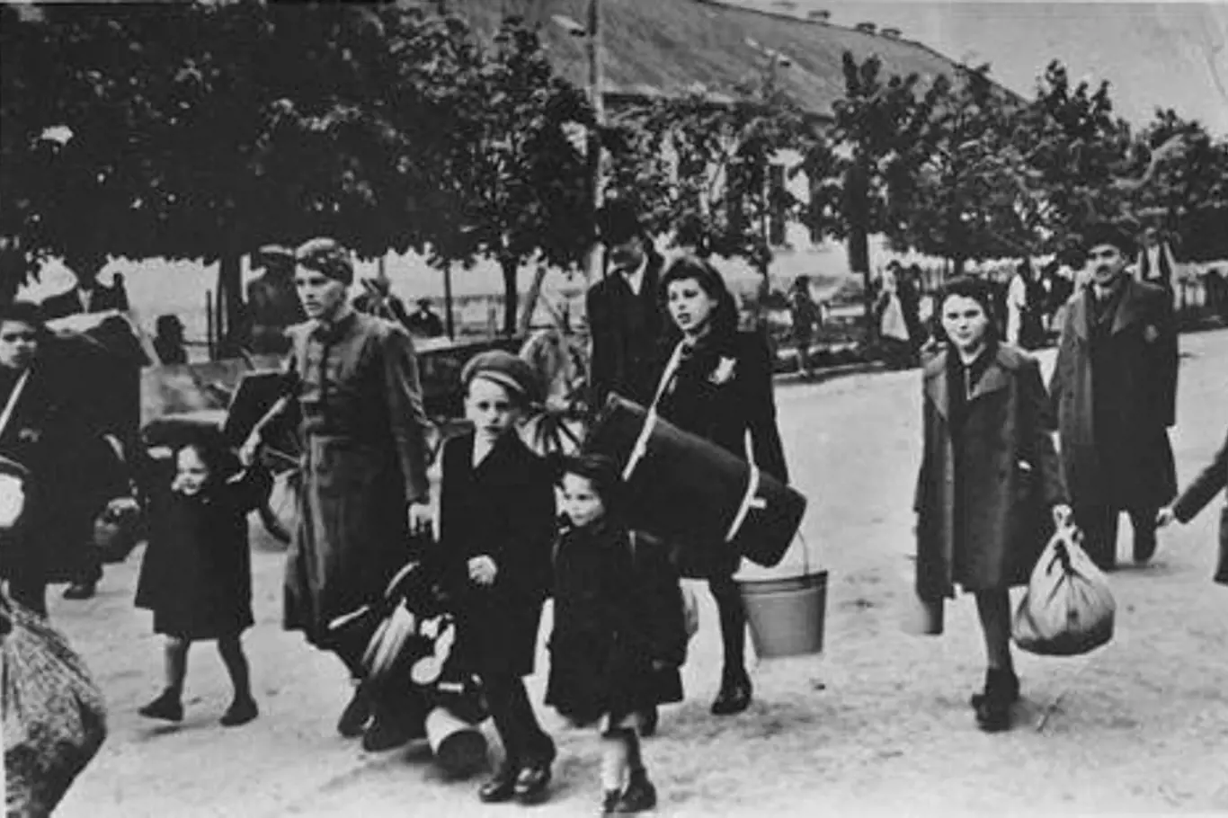 Příjezd rodin do Terezína