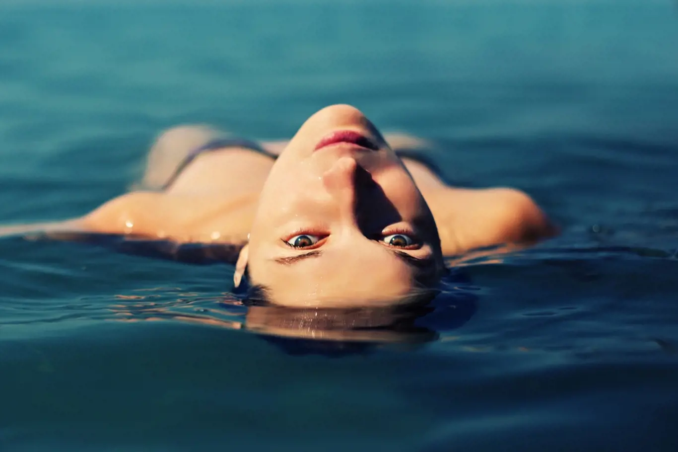 Plavání má blahodárný vliv pro tělo i duši.