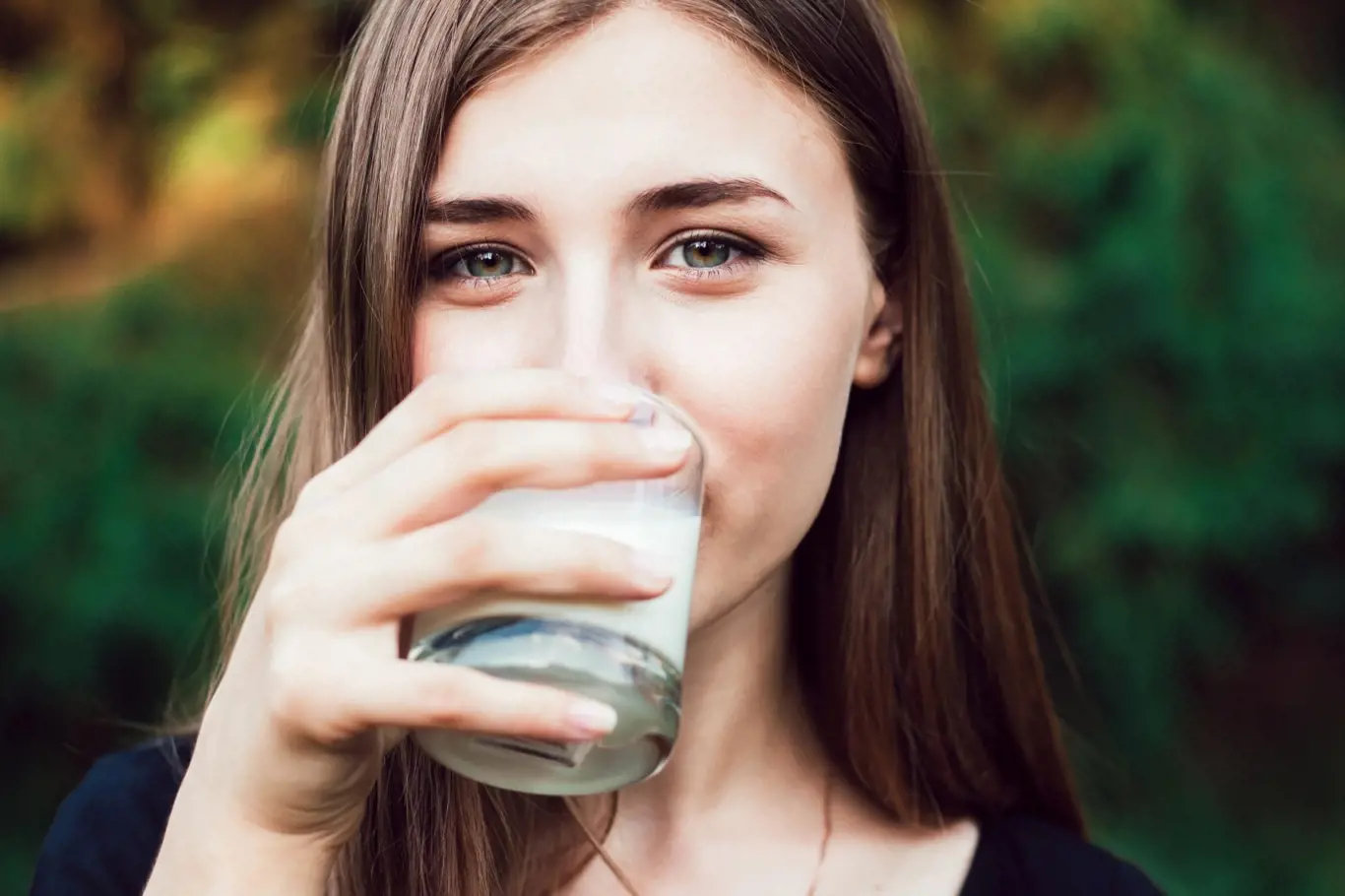 Žena pijící mléko.