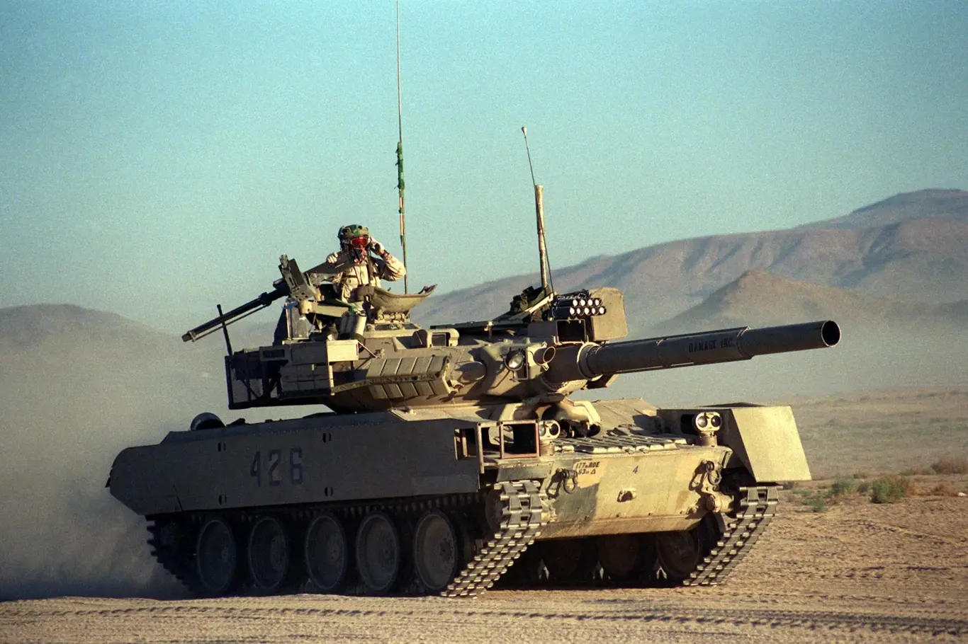 Sheridan vizuálně upravený do podoby tanku T-80.