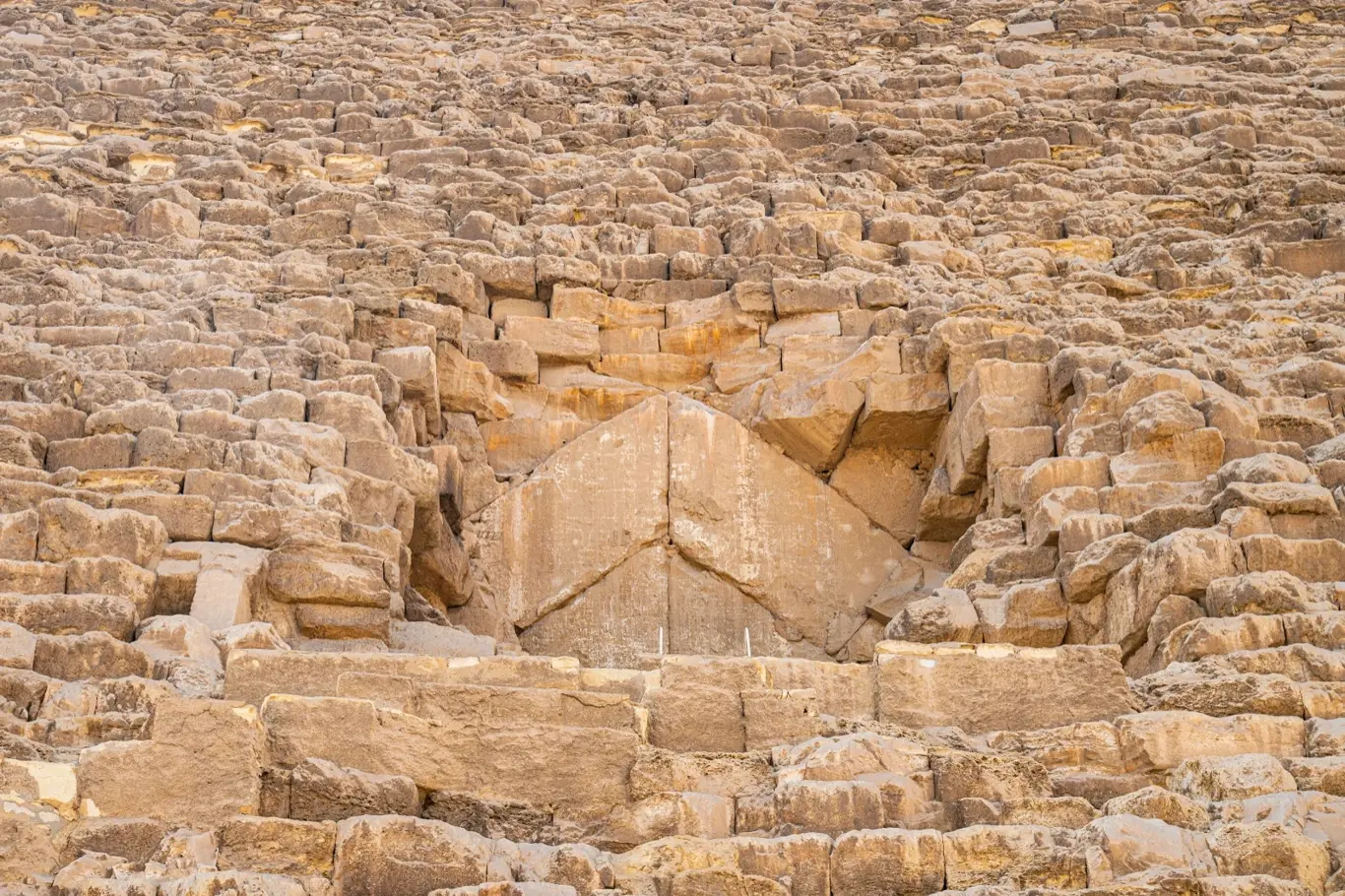 Rozbitý vrchol Cheopsovy pyramidy, Chufuova, proti obloze. Cheopsova pyramida v Gíze, Egypt