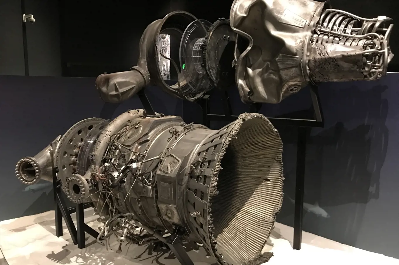 Nalezené části motoru F-1 vystavené v Leteckém muzeu v Seattlu.