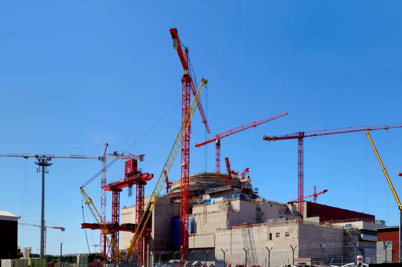 Výstavba reaktoru typu EPR ve Finsku. Stejný typ reaktoru má vyrůst i v britském Hinkley Pointu.
