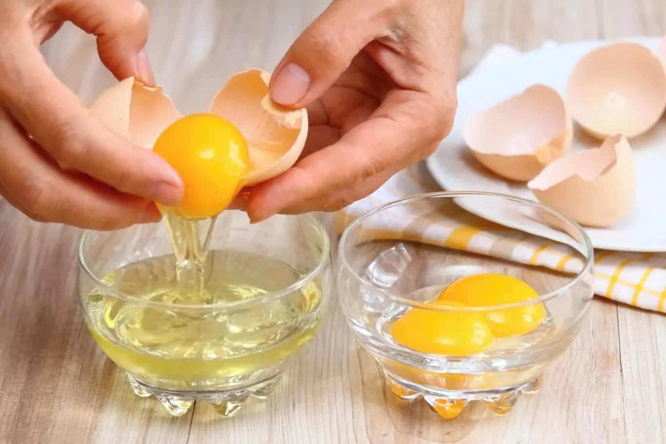 Vaječné žloutky opatrně oddělíme od bílků.