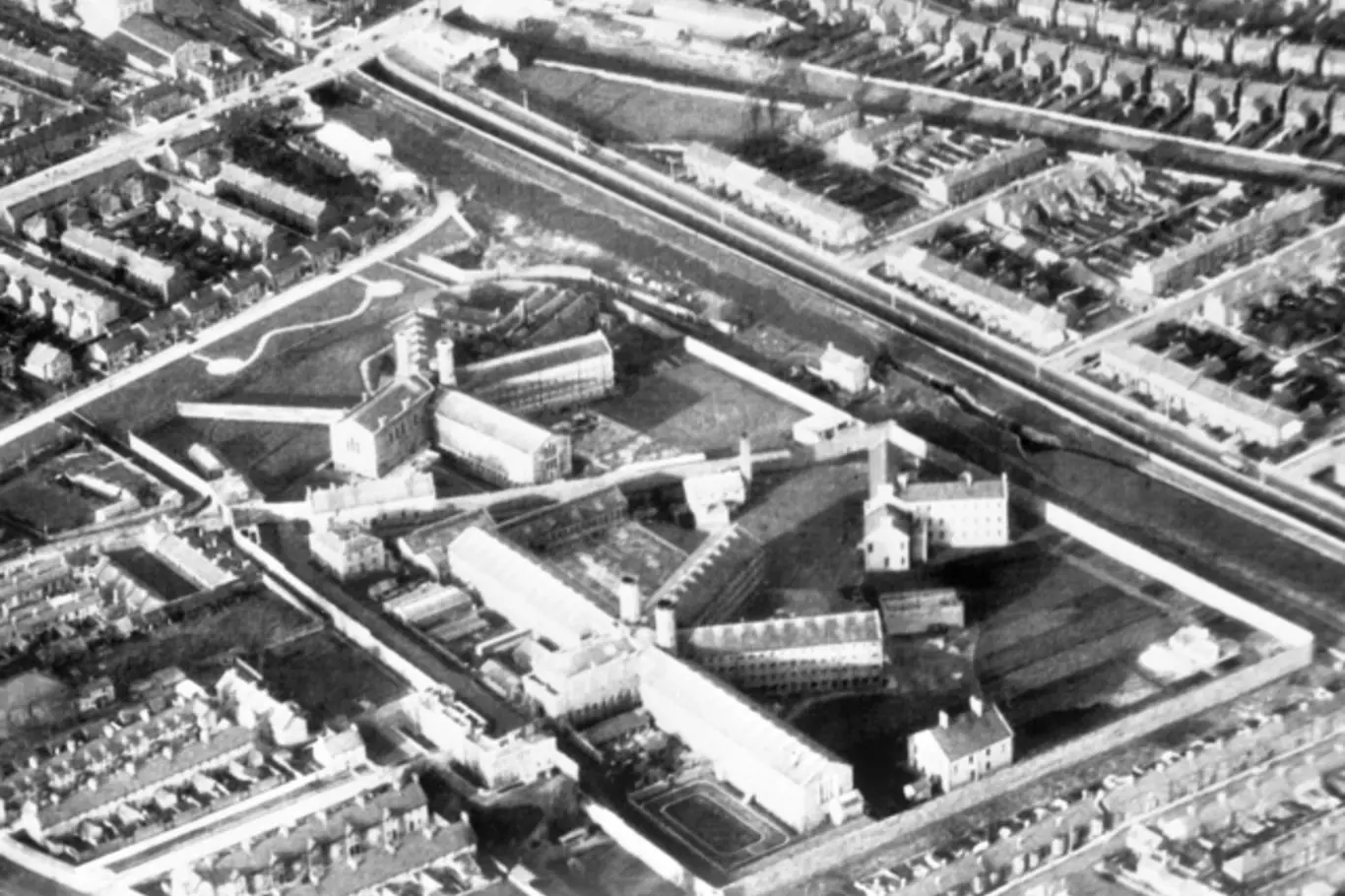 Věznice Mountjoy v Dublinu, jak vypadala v roce 1973, kdy z ní vrtulníkem uprchli tři vězňové
