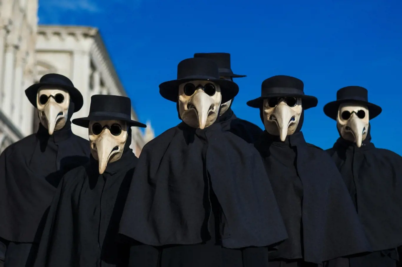 Imitace masek morových lékařů se dodnes nosí na karnevalech v Benátkách.