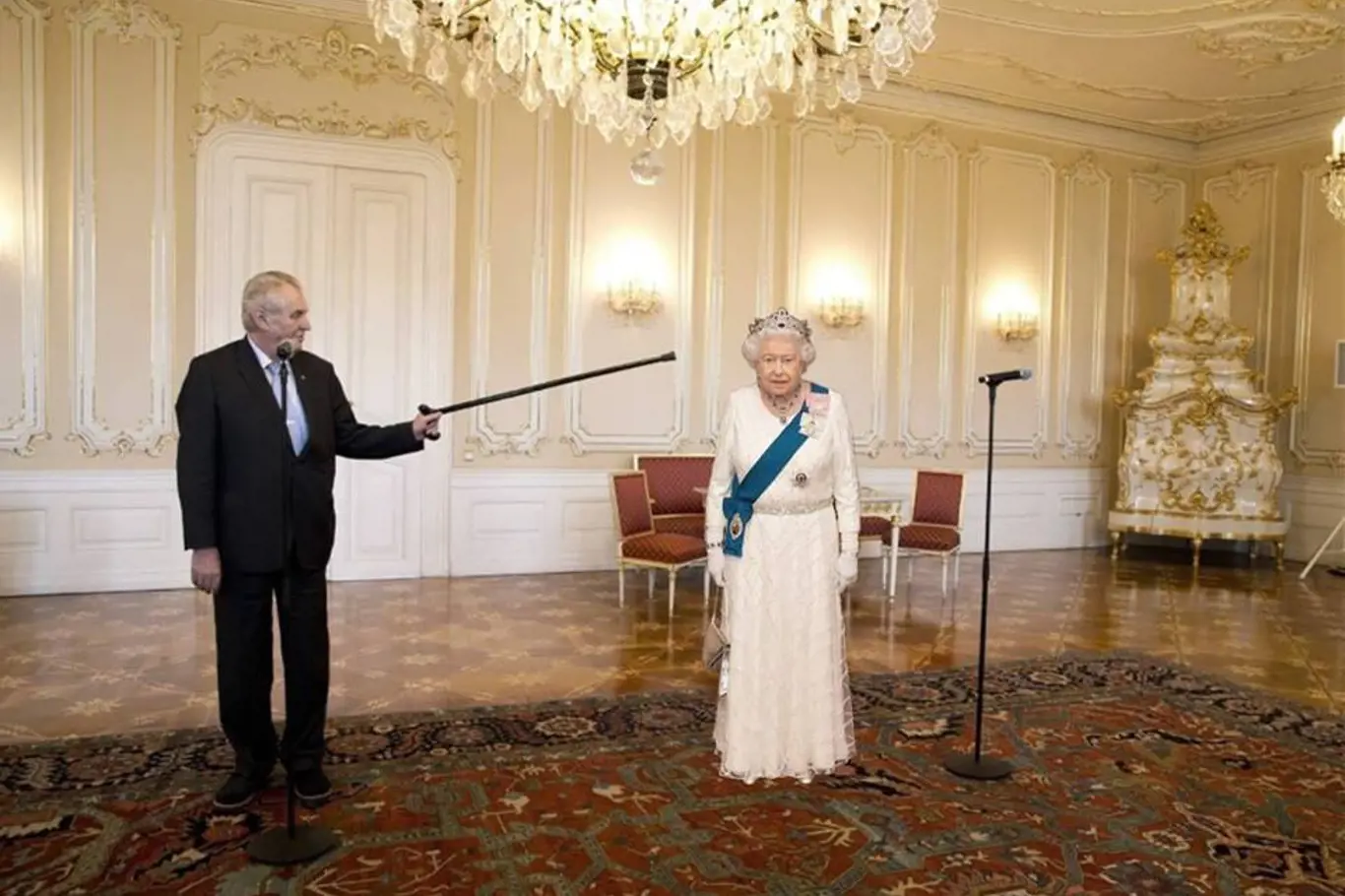Internet si dělá legraci ze Zemanovy audience u britské královny