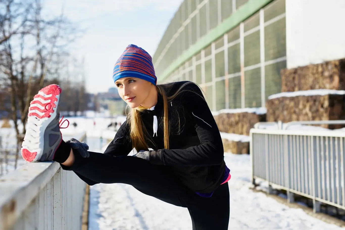 Zimnímu běhání se může věnovat každý, kdo nemá zdravotní potíže, které by mu ale bránily běhat kdykoliv jindy v roce.