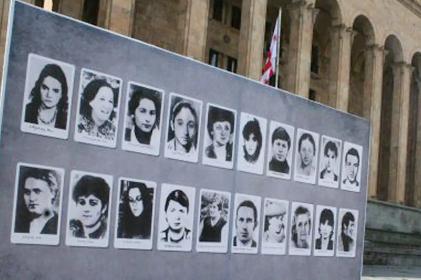 Záhy po masakru se v Tbilisi začaly objevovat vývěsky s tvářemi obětí