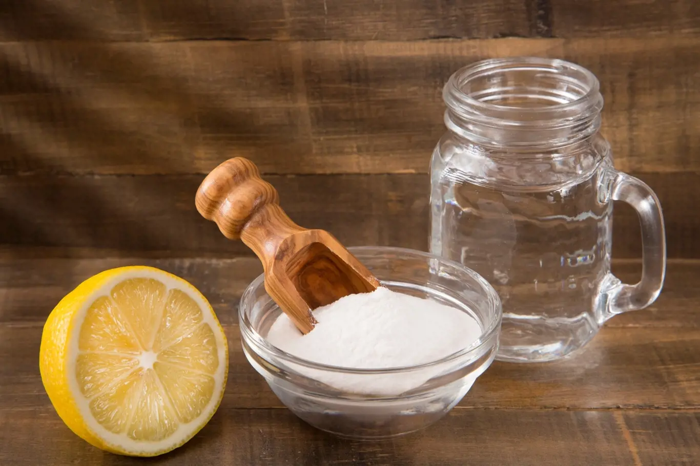 Skvělými pomocníky jsou i sůl, bílý ocet a citronová šťáva.