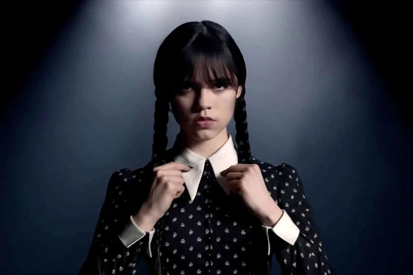Herečka Jenna Ortega jako Wednesday Addams v nové adaptaci Netflix