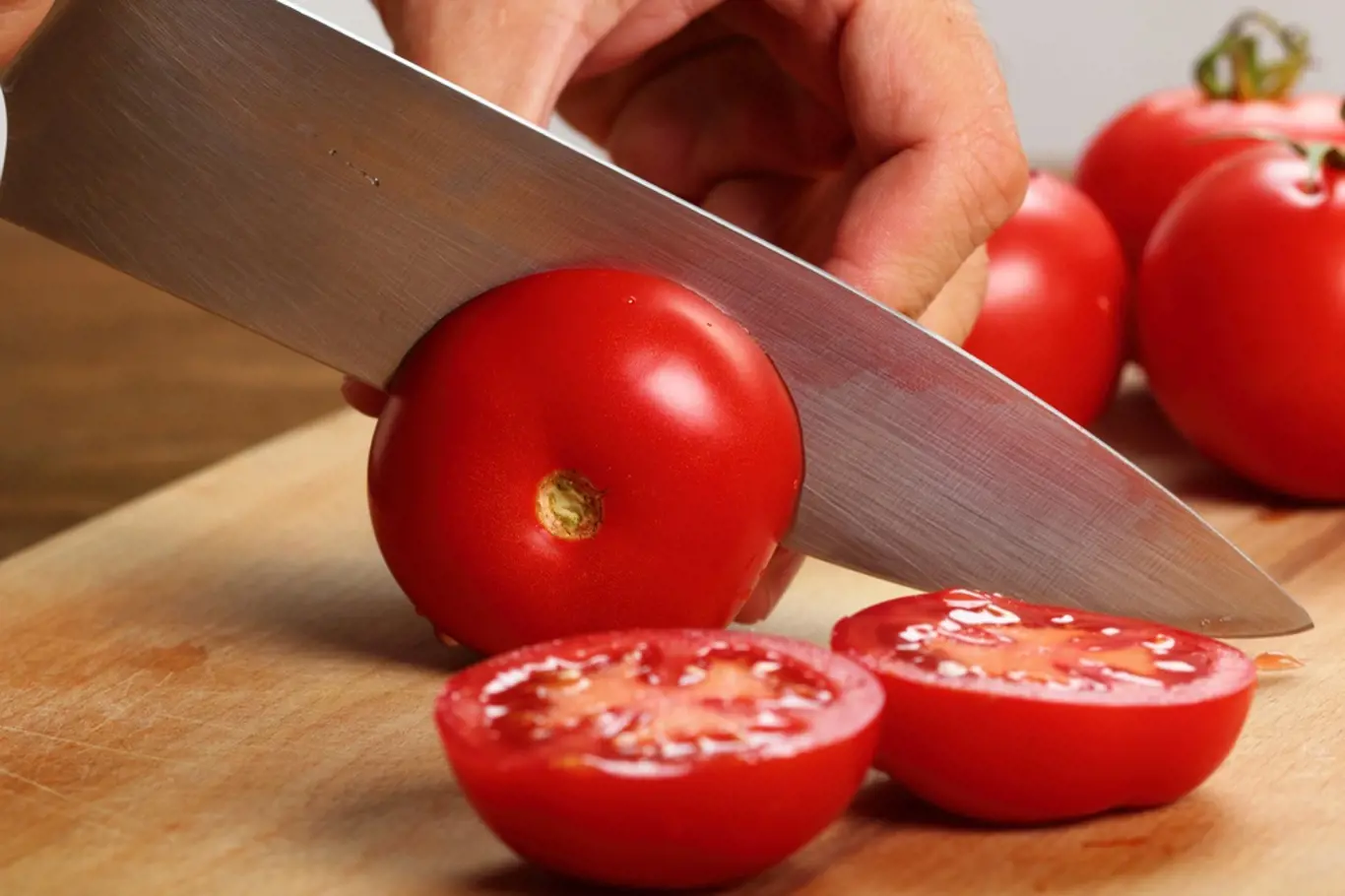 Rajčata nakrájíme ostrým nožem na tenké plátky.