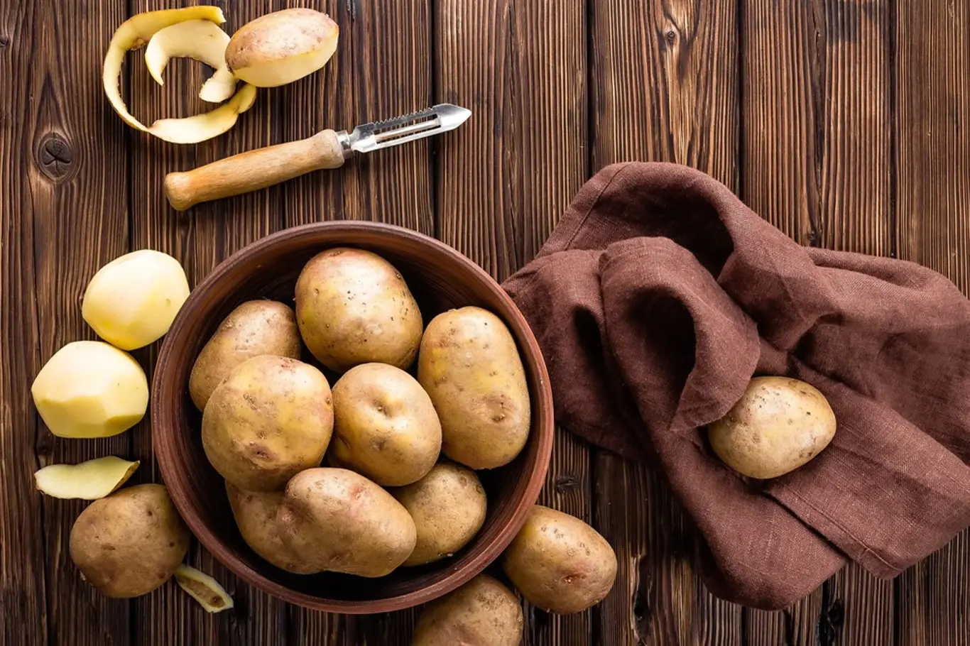 Slupku syrových brambor před vařením loupeme jen u některých receptů.