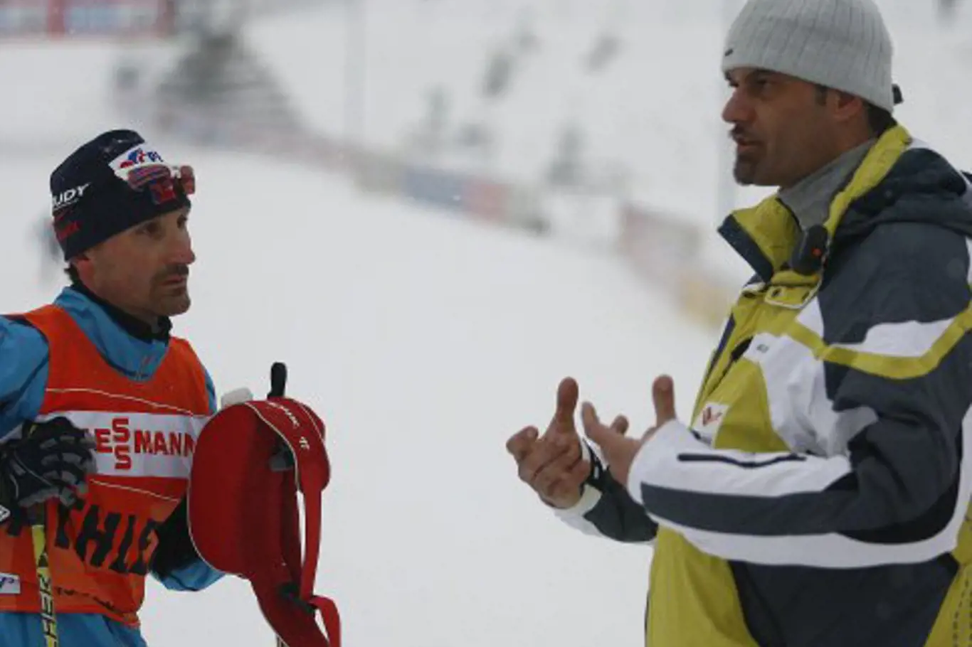 bývalý olympionik, běžec na lyžích Luboš Buchta (vpravo) v roli trenéra
