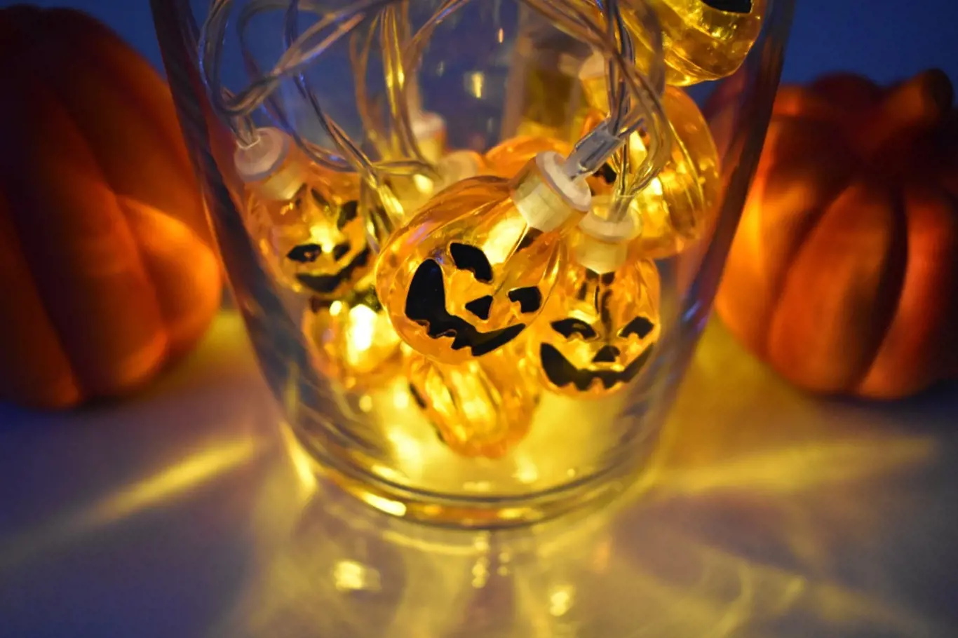 LED řetěz můžete dozdobit a jednoduše jej přeměnit v halloweenský.